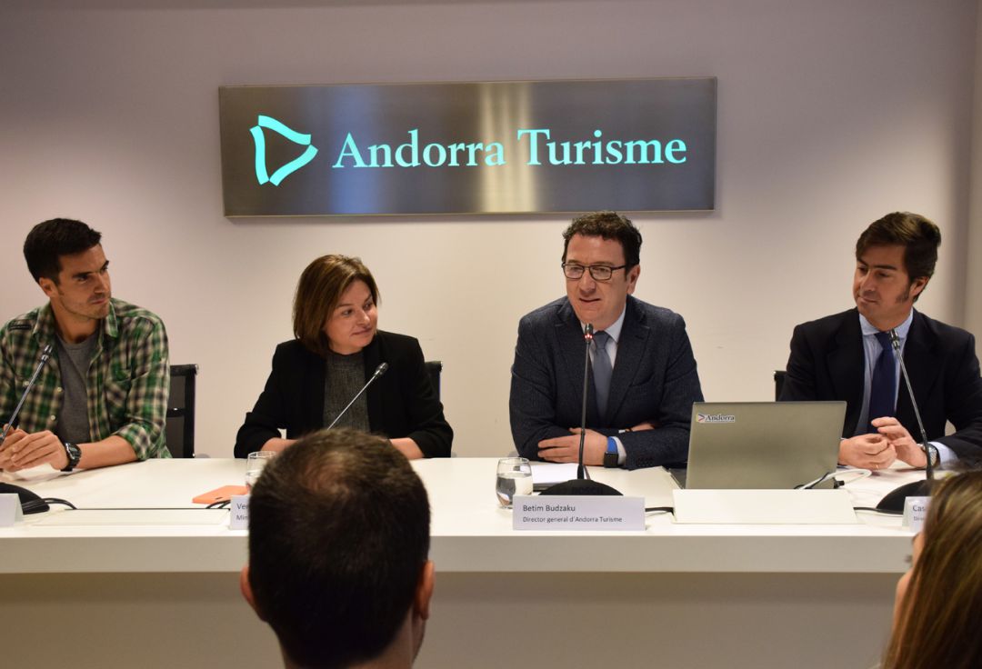 L'explorador de National Geographic, Jaime Rojo; la ministra de Turisme, Verònica Canals; el director general d'Andorra Turisme, Betim Budzaku, i el director d'Ad Sales & Partnerships de Disney Espanya i Portugal, Casimiro Romero, en la roda de premsa de presentació del nou acord entre la multinacional audiovisual i l'executiu. L'explorador de National Geographic, Jaime Rojo; la ministra de Turisme, Verònica Canals; el director general d'Andorra Turisme, Betim Budzaku, i el director d'Ad Sales & Partnerships de Disney Espanya i Portugal, Casimiro Romero, en la roda de premsa de presentació del nou acord entre la multinacional audiovisual i l'executiu.