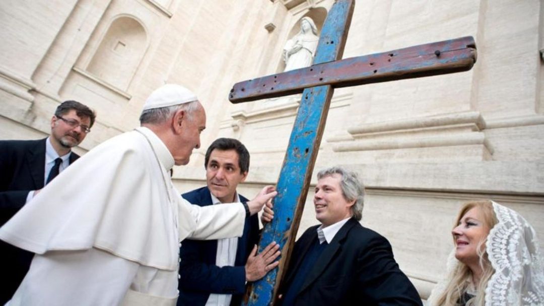 El papa Francisco ante la denominada Cruz de Lampedusa El papa Francisco ante la denominada Cruz de Lampedusa