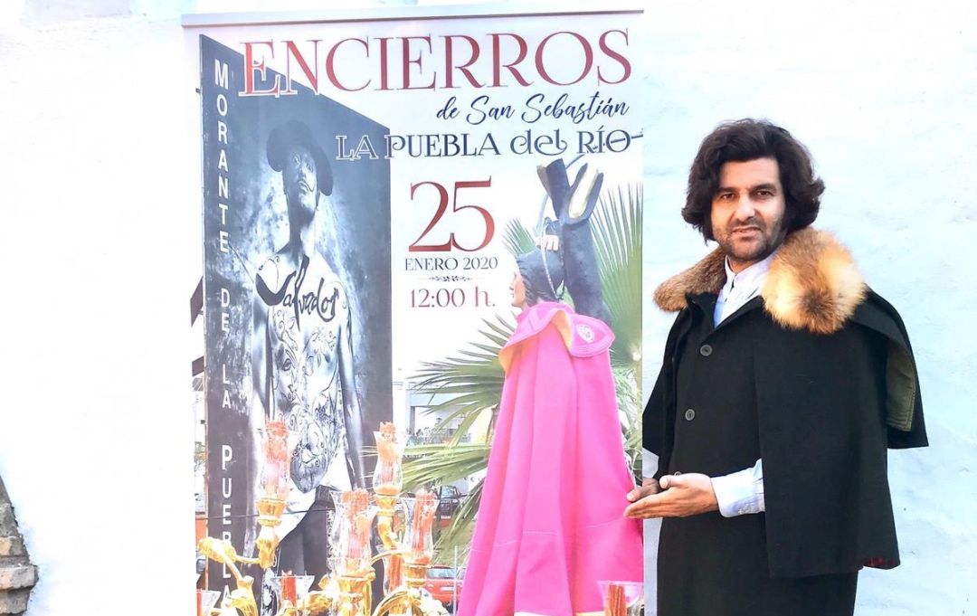 Morante de la Puebla muestra el cartel de la VI edición de los Encierros de San Sebastián en la localidad cigarrera Morante de la Puebla muestra el cartel de la VI edición de los Encierros de San Sebastián en la localidad cigarrera