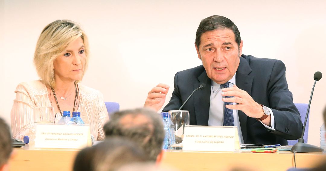 Imagen de archivo de la consejera de Sanidad, Verónica Casado y el anterior responsable, Antonio Sáez Imagen de archivo de la consejera de Sanidad, Verónica Casado y el anterior responsable, Antonio Sáez