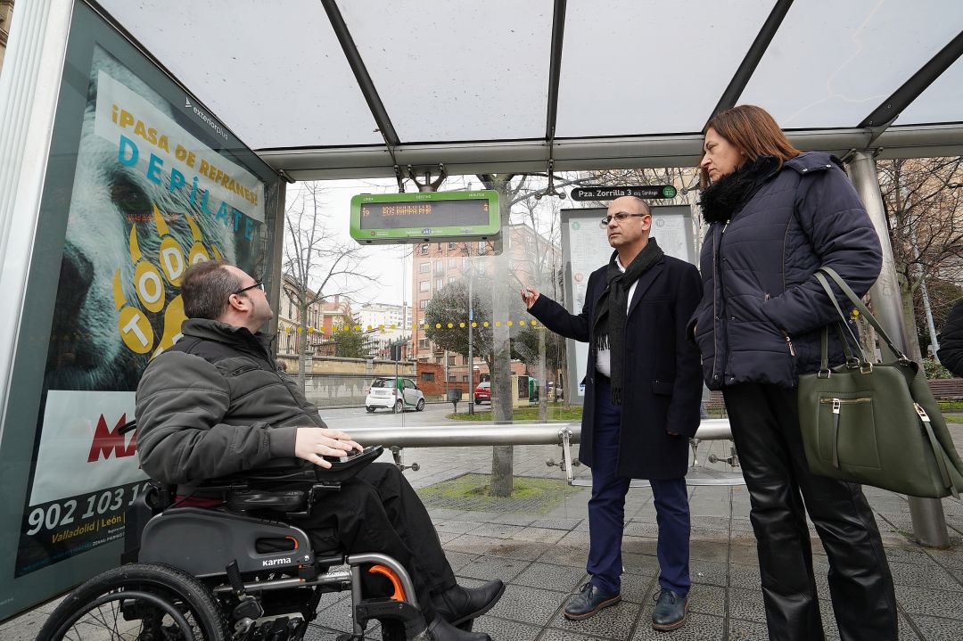 El concejal de movilidad, Luis Vélez, visita una de las marquesinas de AUVASA El concejal de movilidad, Luis Vélez, visita una de las marquesinas de AUVASA