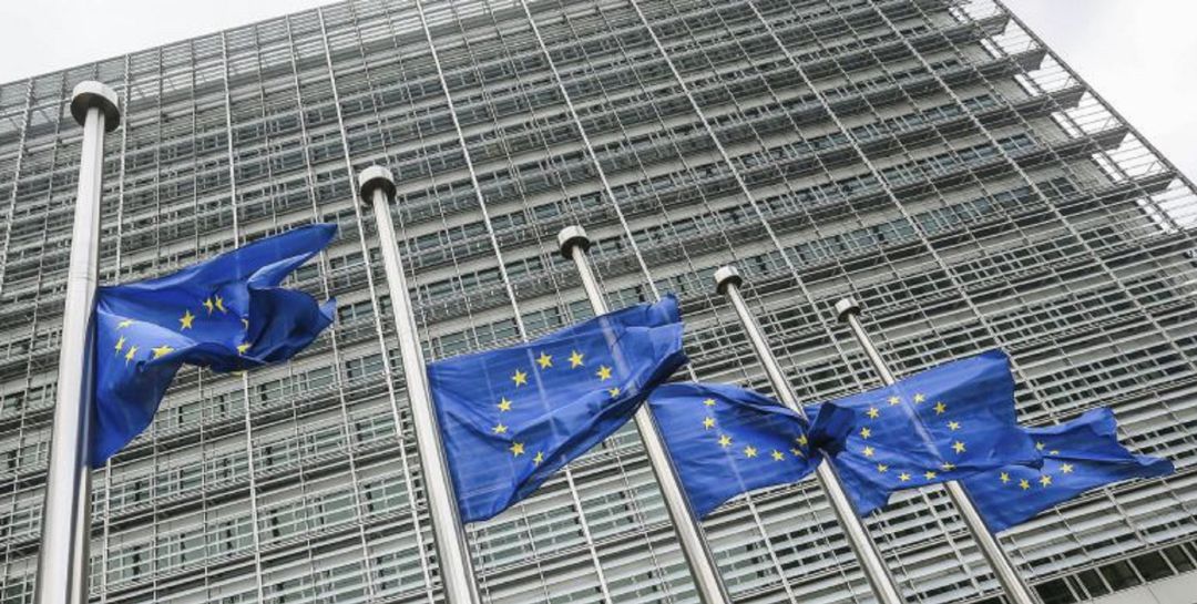 Banderas de la Unión Europea en la sede de la Comisión Europea en Bruselas Banderas de la Unión Europea en la sede de la Comisión Europea en Bruselas