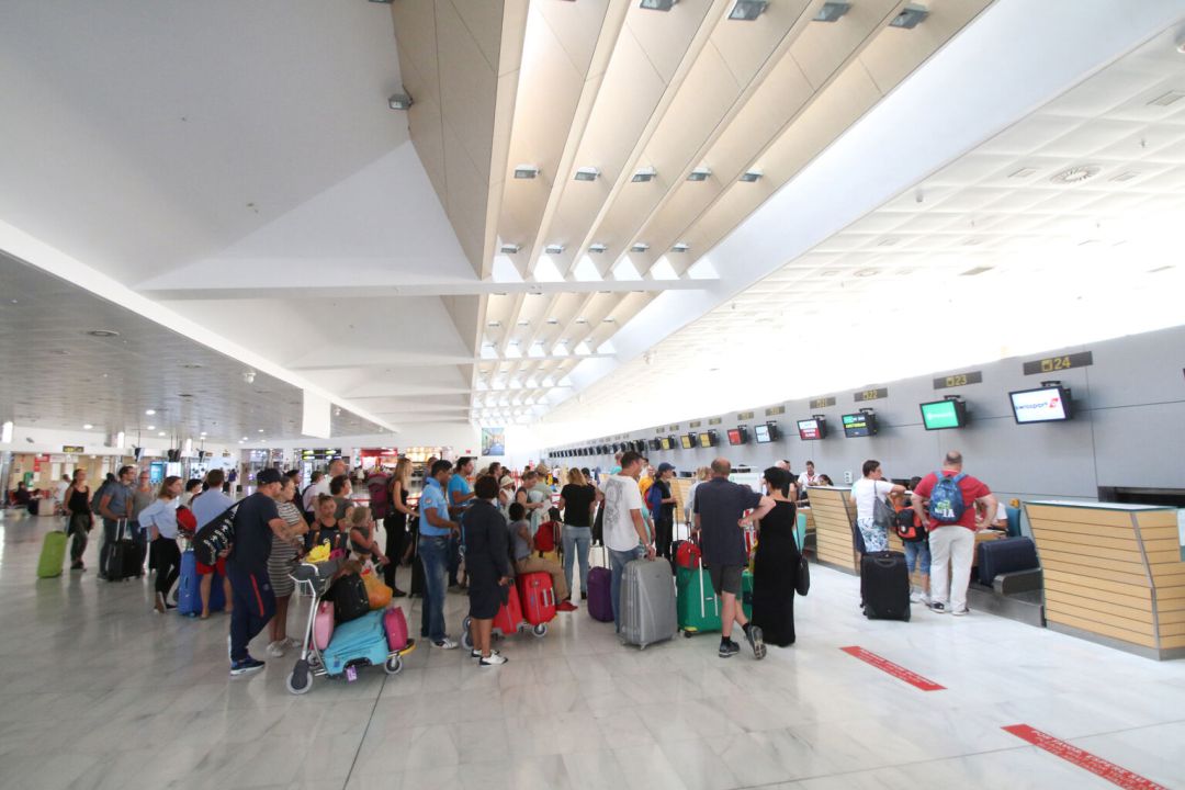 El aeropuerto de Almería por debajo del millón de pasajeros. El aeropuerto de Almería por debajo del millón de pasajeros.