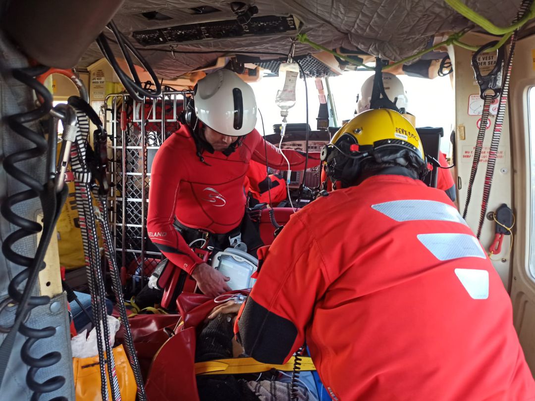 Los efectivos del helicóptero realizan labores de reanimación cardiopulmonar. Los efectivos del helicóptero realizan labores de reanimación cardiopulmonar.