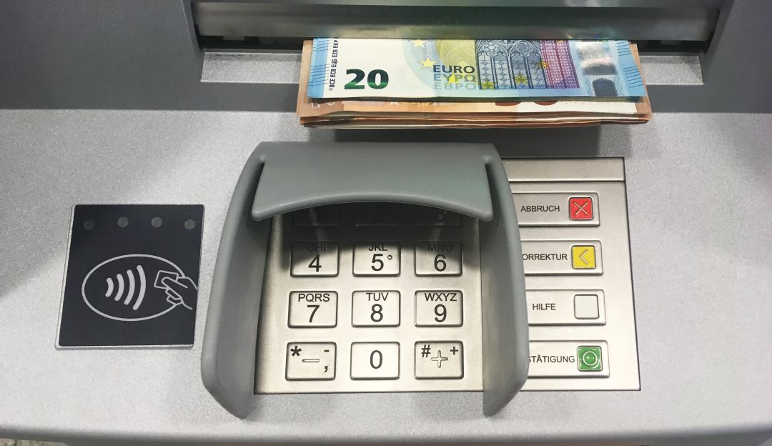 Bandeja de recogida de un cajero automático con billetes. Bandeja de recogida de un cajero automático con billetes.
