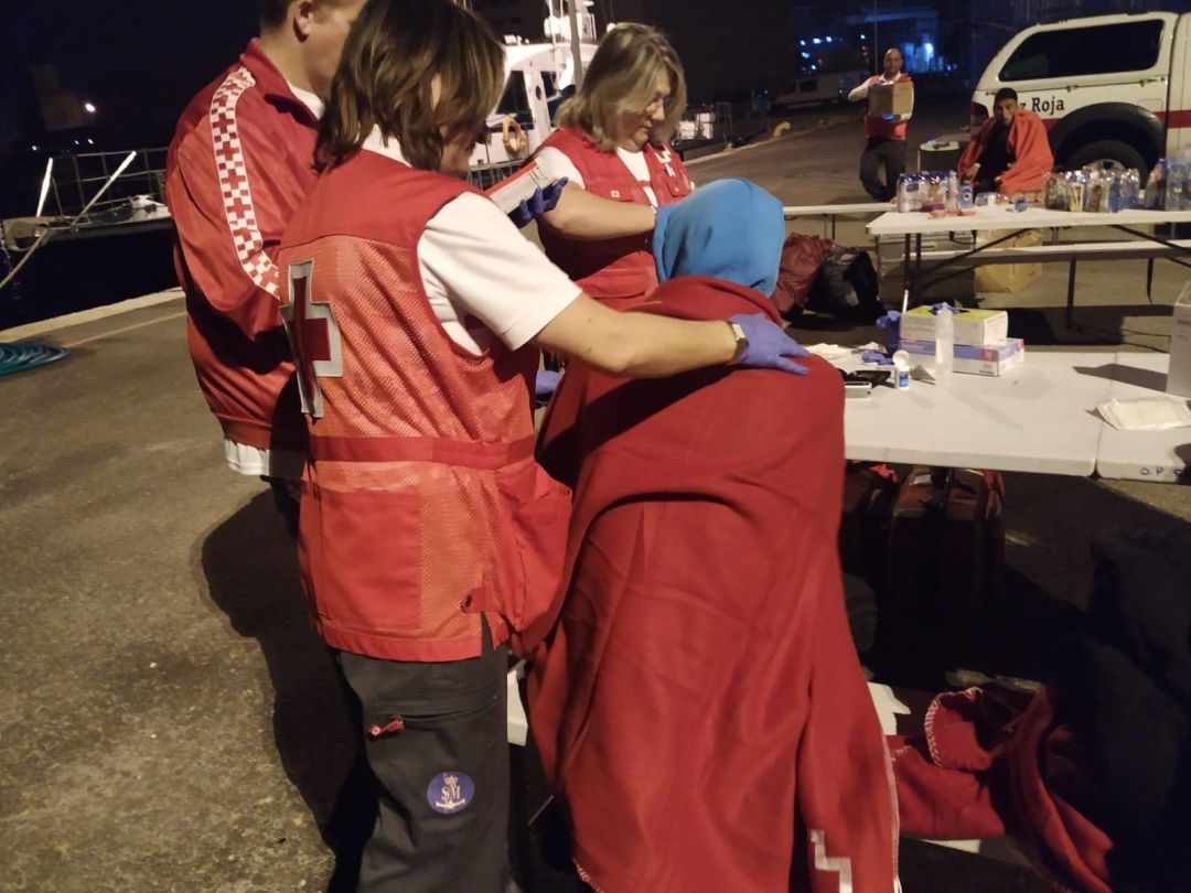 Miembros de Cruz Roja atienden a una persona llegada en patera, imagen de archivo. Miembros de Cruz Roja atienden a una persona llegada en patera, imagen de archivo.