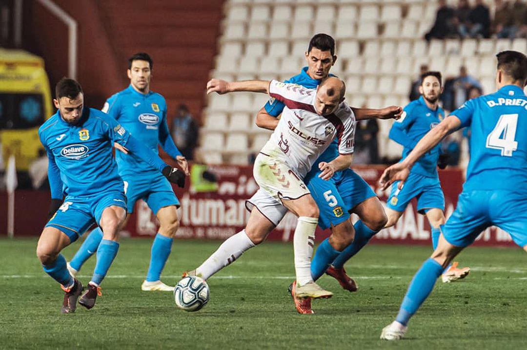 Zozulia (Albacete B.) y Juanma Marrero (CF Fuenlabrada) pugnan por un balón sobre el cesped del Carlos Belmonte. Zozulia (Albacete B.) y Juanma Marrero (CF Fuenlabrada) pugnan por un balón sobre el cesped del Carlos Belmonte.