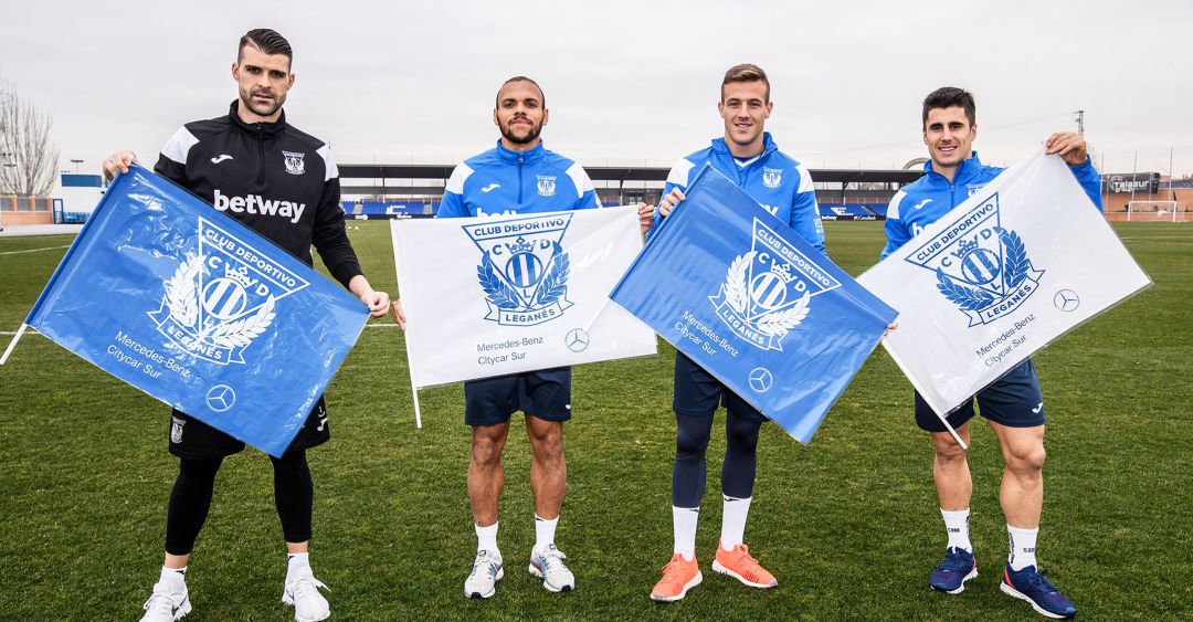 Cuellar, Braithwaite, Tarín y Bustinza posan con las banderas que se repartirán entre los aficionados. Cuellar, Braithwaite, Tarín y Bustinza posan con las banderas que se repartirán entre los aficionados.