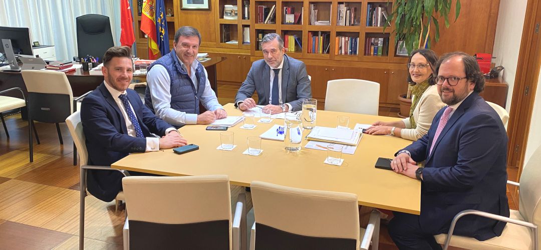 El alcalde de Humanes con los responsables regionales de Interior El alcalde de Humanes con los responsables regionales de Interior