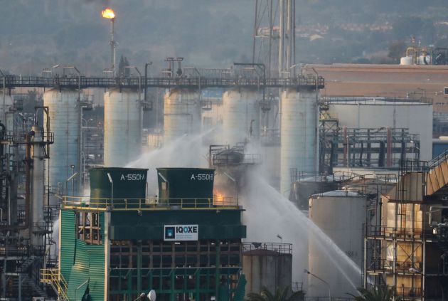 Los bomberos trabajan en la extinción del incendio tras la explosión en Tarragona. Los bomberos trabajan en la extinción del incendio tras la explosión en Tarragona.