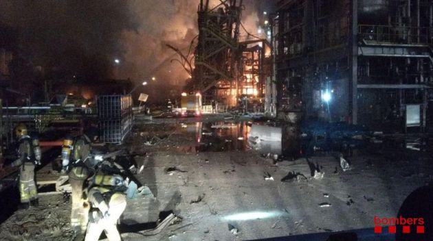Bombers de la Generalitat trabajan en la extinción de un incendio en una empresa química de La Canonja (Tarragona) Bombers de la Generalitat trabajan en la extinción de un incendio en una empresa química de La Canonja (Tarragona)