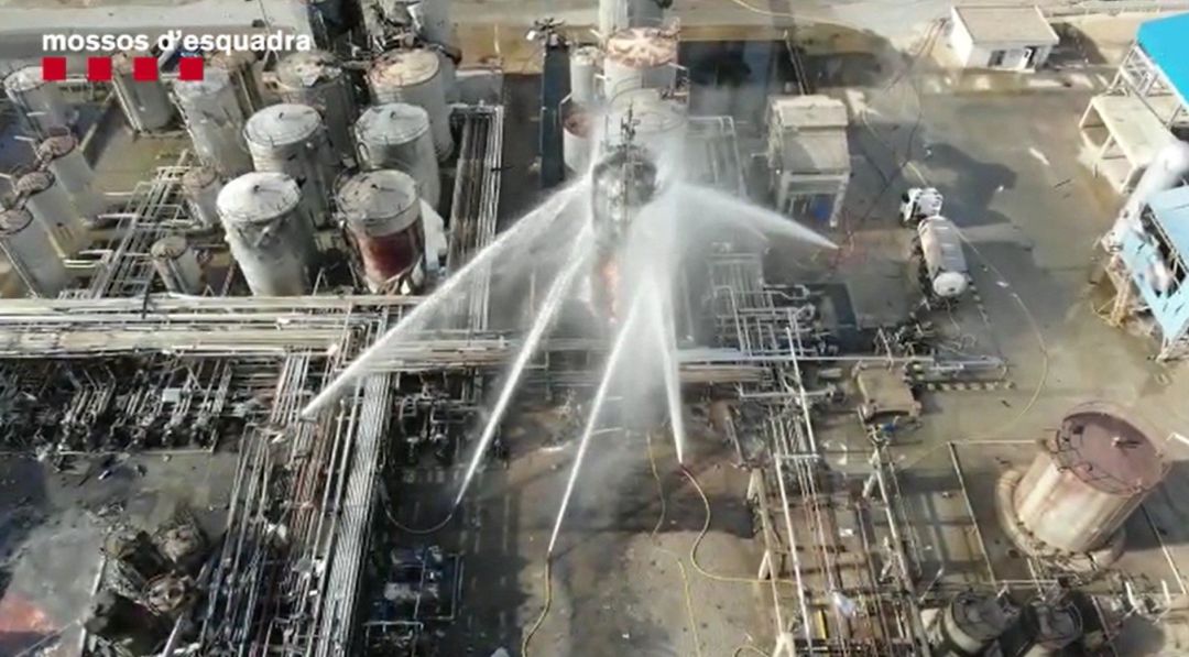 Imagen aérea de la extinción del incendio en la empresa química de Tarragona. Imagen aérea de la extinción del incendio en la empresa química de Tarragona.
