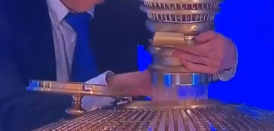 Momento en el que el trabajador introduce una bola a mano en el bombo Momento en el que el trabajador introduce una bola a mano en el bombo