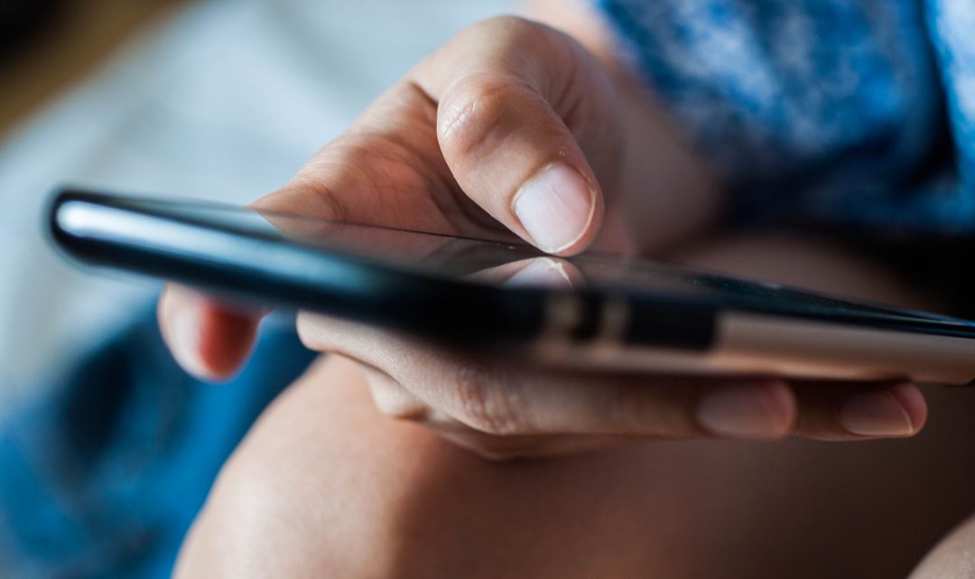 Una mujer utilizando un teléfono móvil. Una mujer utilizando un teléfono móvil.