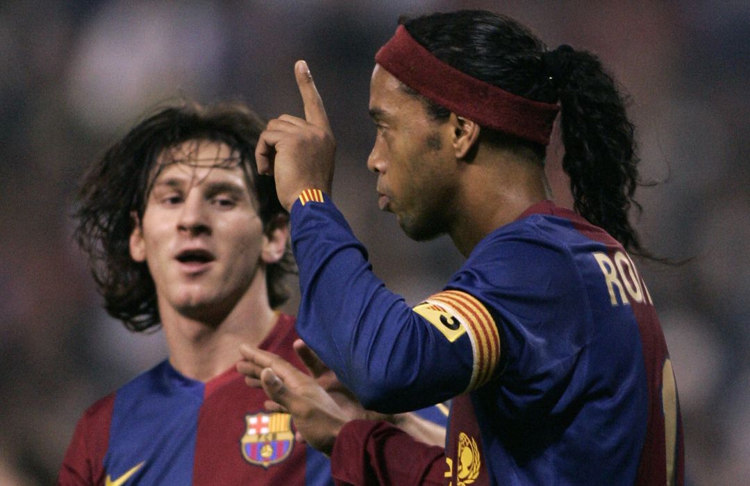 Leo Messi y Ronaldinho, en un partido de noviembre de 2006. Leo Messi y Ronaldinho, en un partido de noviembre de 2006.