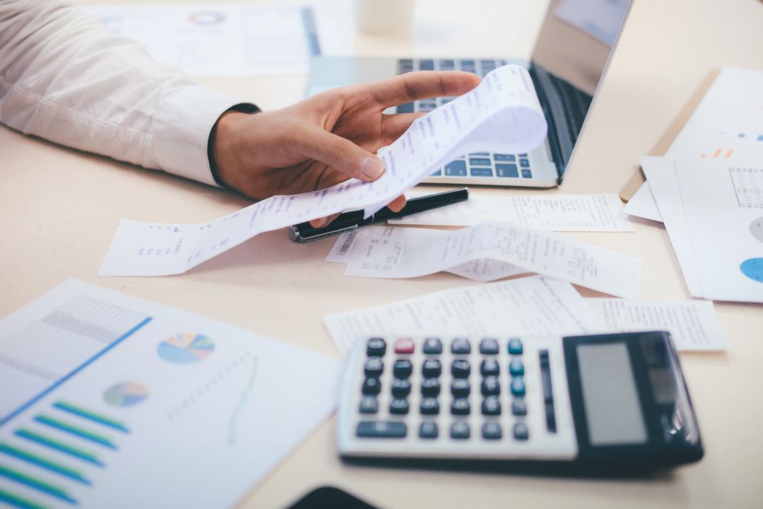 Los impuestos que se omiten elevan el precio final un 27% respecto al que figura en las ofertas Los impuestos que se omiten elevan el precio final un 27% respecto al que figura en las ofertas