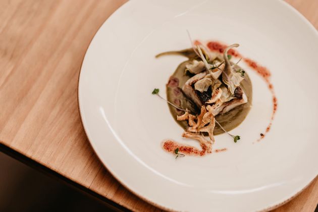 Corvina con alcachofas y jamón. Corvina con alcachofas y jamón.