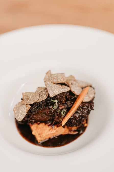 Carrillada de toro de lidia con salsa perigord, pastel de boniato y trufa. Carrillada de toro de lidia con salsa perigord, pastel de boniato y trufa.