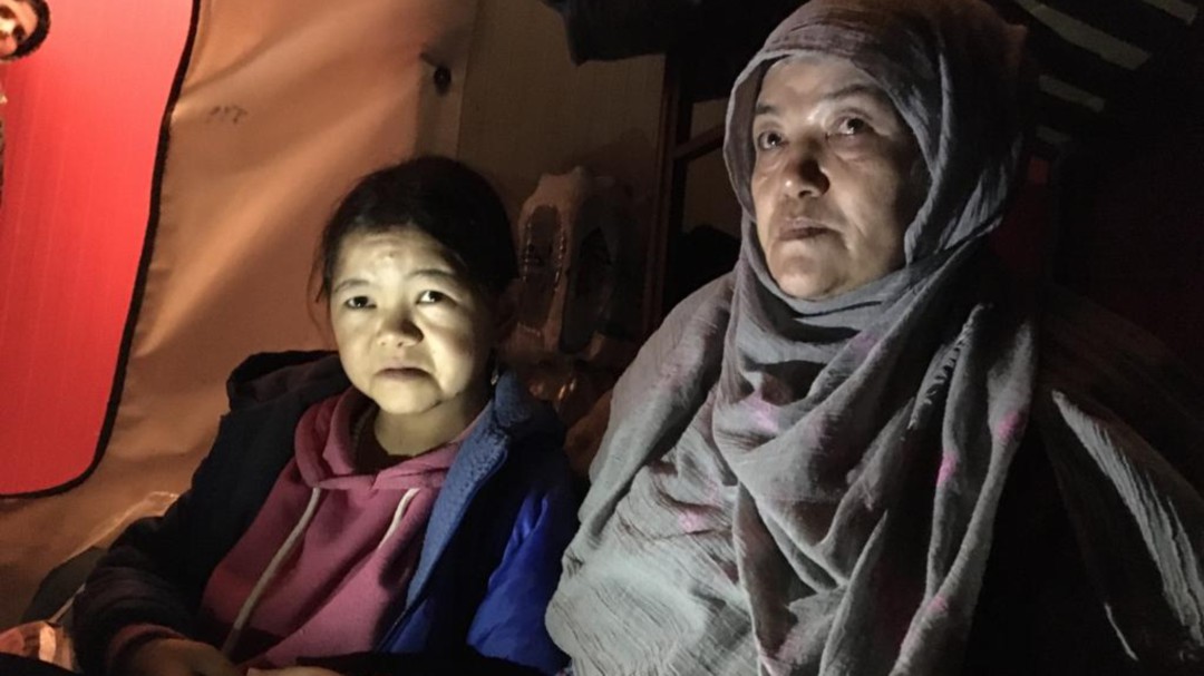 "Solo quiero salir de este infierno": El drama de una madre afgana en el mayor campo de refugiados de la UE