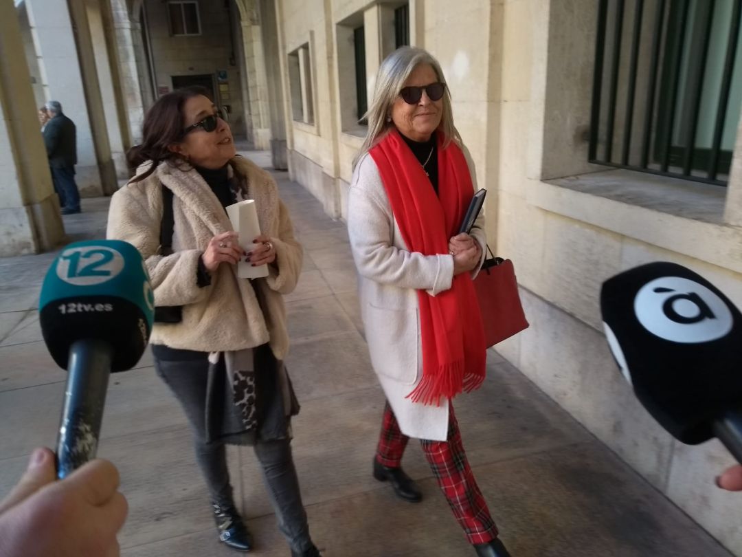 Catalina Rodríguez, (i) la funcionaria cuñada de Luis Barcala, a su llegada a la Audiencia Provincial para declarar como testigo. Catalina Rodríguez, (i) la funcionaria cuñada de Luis Barcala, a su llegada a la Audiencia Provincial para declarar como testigo.