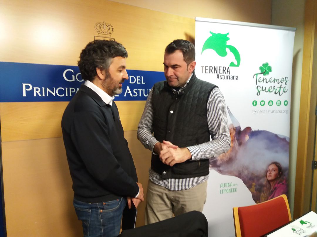 El presidente de la IGP, Rubén Fernández (a la derecha), con el consejero de Desarrollo Rural, Alejandro Calvo. El presidente de la IGP, Rubén Fernández (a la derecha), con el consejero de Desarrollo Rural, Alejandro Calvo.