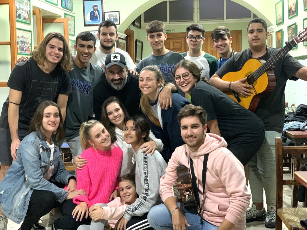 Componentes de la comparsa juvenil Brujas junto a Jesús Silva Componentes de la comparsa juvenil Brujas junto a Jesús Silva
