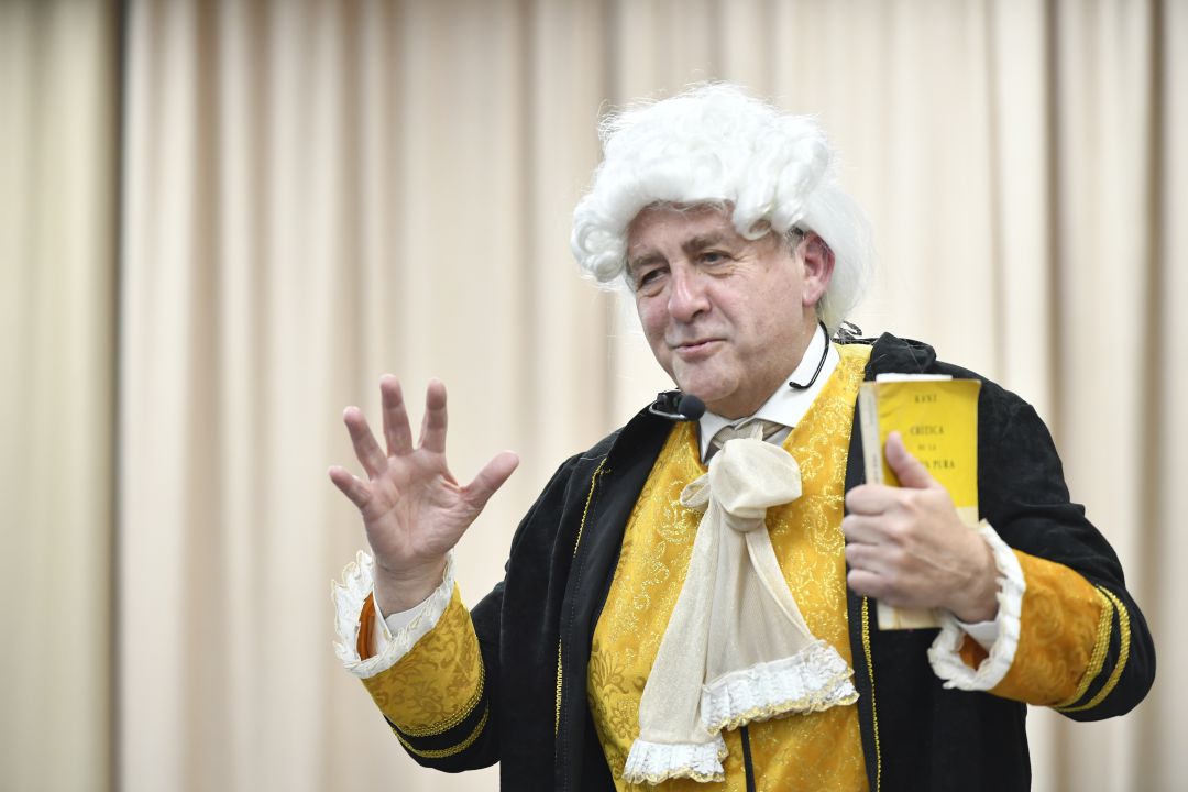 El presidente de la Diputación, José Martí, interpretando a Kant El presidente de la Diputación, José Martí, interpretando a Kant