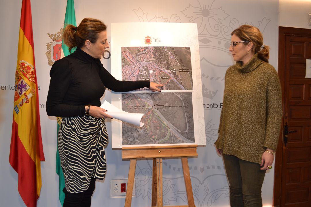 La alcaldesa, Mari Paz Fernández, y la edil de Economía, Mari Carmen Martínez han presentado el proyecto La alcaldesa, Mari Paz Fernández, y la edil de Economía, Mari Carmen Martínez han presentado el proyecto