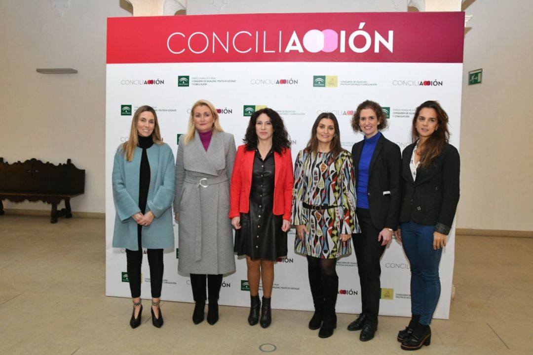 Rocío Ruiz, en el centro de la foto, junto con la directora del IAM, Laura Fernández (a su derecha). Rocío Ruiz, en el centro de la foto, junto con la directora del IAM, Laura Fernández (a su derecha).