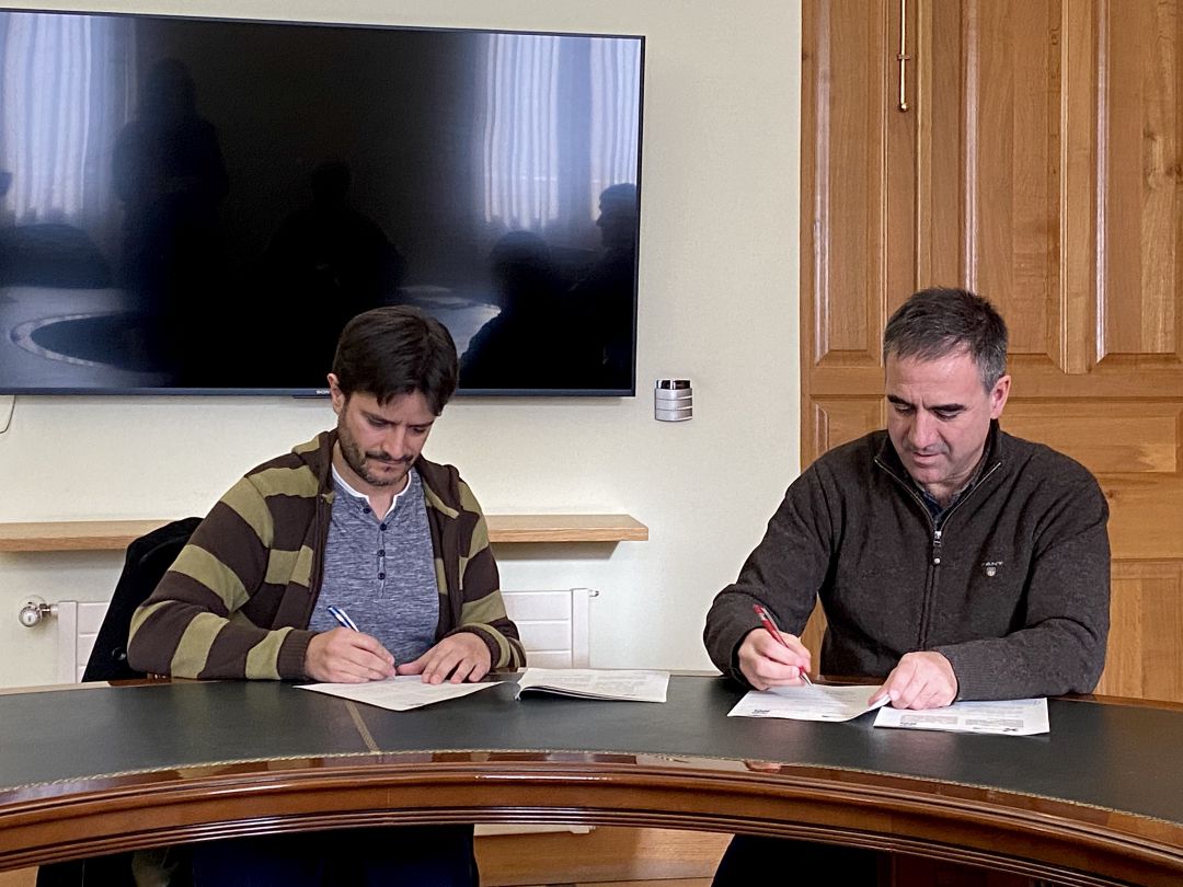 Firma del convenio de colaboración entre el Alcalde, Miguel de los Toyos y el representante de la Comisión ProAm de la Sociedad Española de Astronomía, Iñaki Ordoñez. Firma del convenio de colaboración entre el Alcalde, Miguel de los Toyos y el representante de la Comisión ProAm de la Sociedad Española de Astronomía, Iñaki Ordoñez.