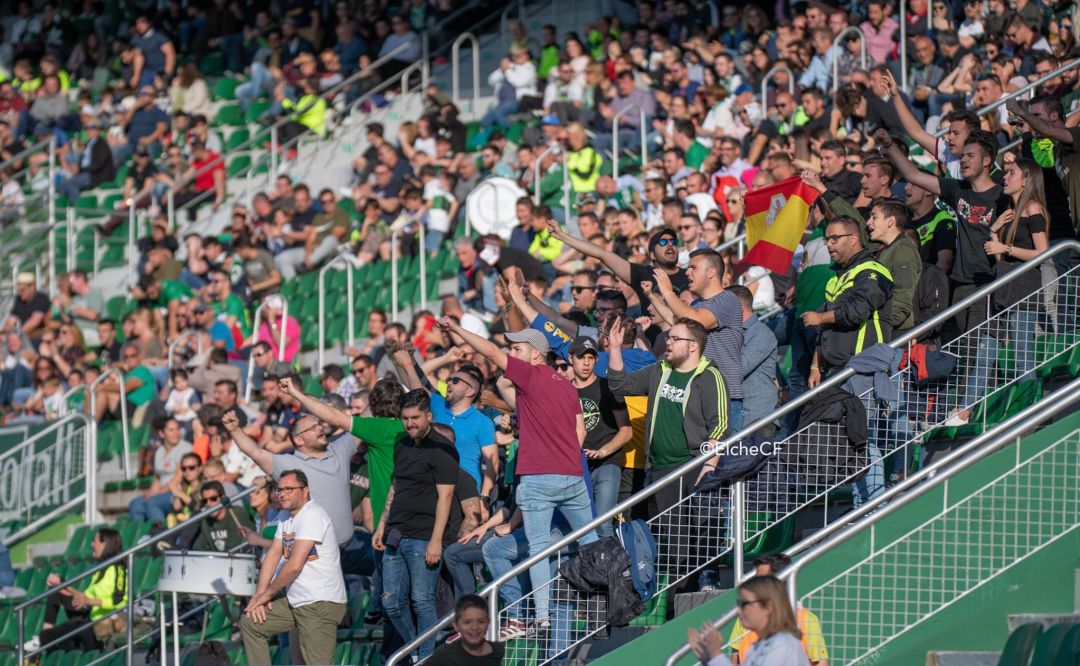Aficionados del Elche en un partido en el Martínez Valero Aficionados del Elche en un partido en el Martínez Valero