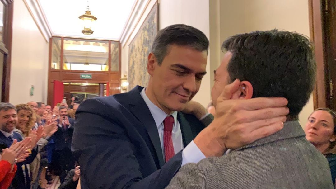 El líder del PSOE, Pedro Sánchez, saluda al secretario general del PSdeG, Gonzalo Caballero, tras la investidura
El líder del PSOE, Pedro Sánchez, saluda al secretario general del PSdeG, Gonzalo Caballero, tras la investidura
