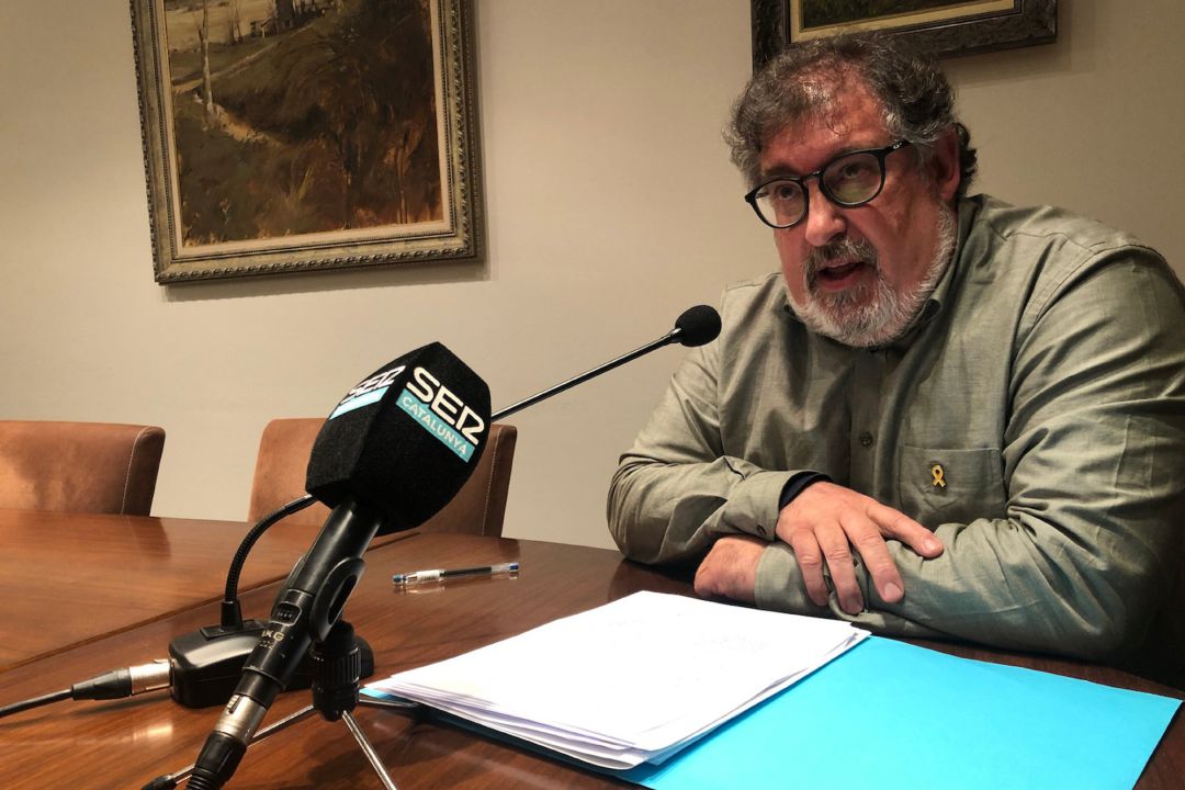 Pla mitjà de l'alcalde de la Vall d'en Bas, Lluís Amat, en una compareixença de premsa Pla mitjà de l'alcalde de la Vall d'en Bas, Lluís Amat, en una compareixença de premsa