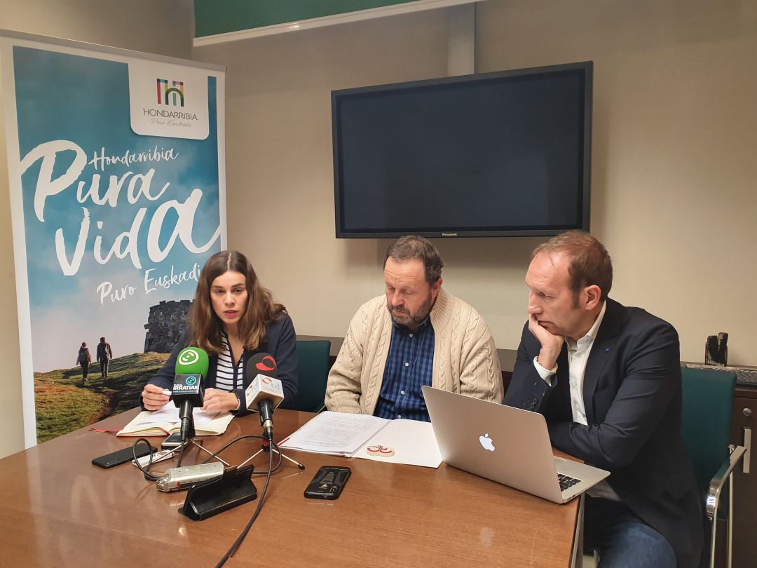 Serrano, Sagarzazu y Gaztelumendi en la presentación del Plan Estratégico de Turismo de Hondarribia. Serrano, Sagarzazu y Gaztelumendi en la presentación del Plan Estratégico de Turismo de Hondarribia.