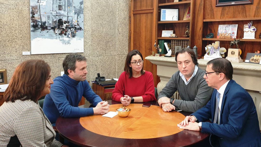 De izquierda a derecha, la nueva directora del Parador, Carmen Méndez; el alcalde de Jaén, Julio Millán; la primera teniente de alcalde, África Colomo; el edil de Cultura, José Manuel Higueras, y el exresponsable del Parador, Francisco Javier Manzano. De izquierda a derecha, la nueva directora del Parador, Carmen Méndez; el alcalde de Jaén, Julio Millán; la primera teniente de alcalde, África Colomo; el edil de Cultura, José Manuel Higueras, y el exresponsable del Parador, Francisco Javier Manzano.