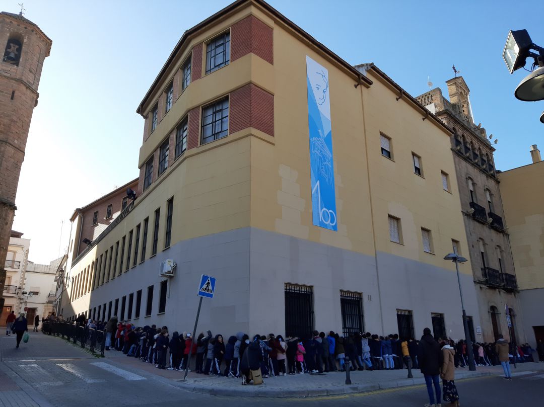 Alumnos de La Presentación "abrazan" a su colegio en un acto simbólico Alumnos de La Presentación "abrazan" a su colegio en un acto simbólico