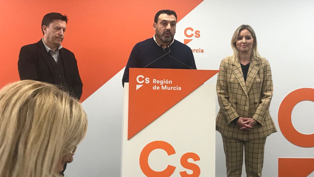 De izquierda a derecha, Juan José Molina, portavoz del Grupo Parlamentario Ciudadanos; Jerónimo Moya, portavoz de la gestora regional de Cs; y Ana Martínez Vidal, consejera y portavoz del Gobierno regional De izquierda a derecha, Juan José Molina, portavoz del Grupo Parlamentario Ciudadanos; Jerónimo Moya, portavoz de la gestora regional de Cs; y Ana Martínez Vidal, consejera y portavoz del Gobierno regional