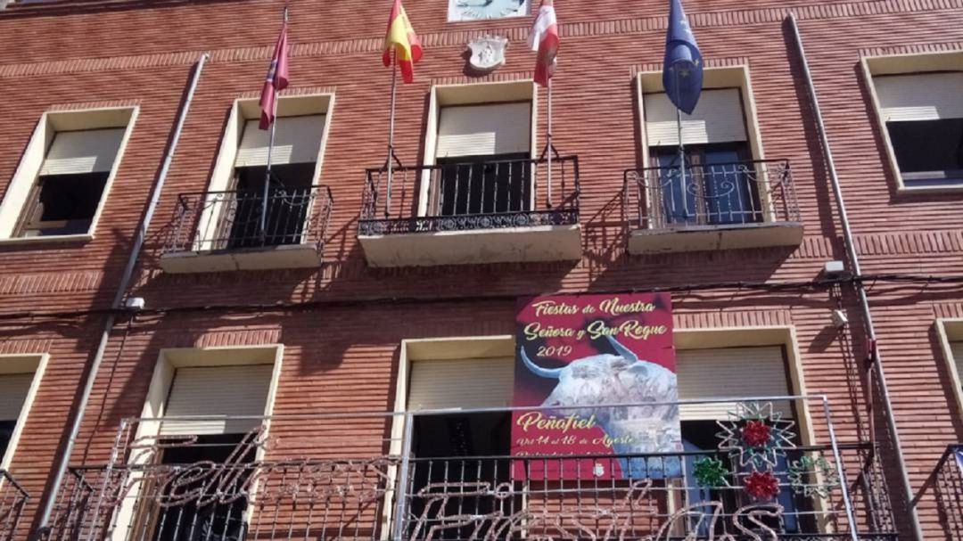 La fachade del edificio del Ayuntamiento de Peñafiel. La fachade del edificio del Ayuntamiento de Peñafiel.