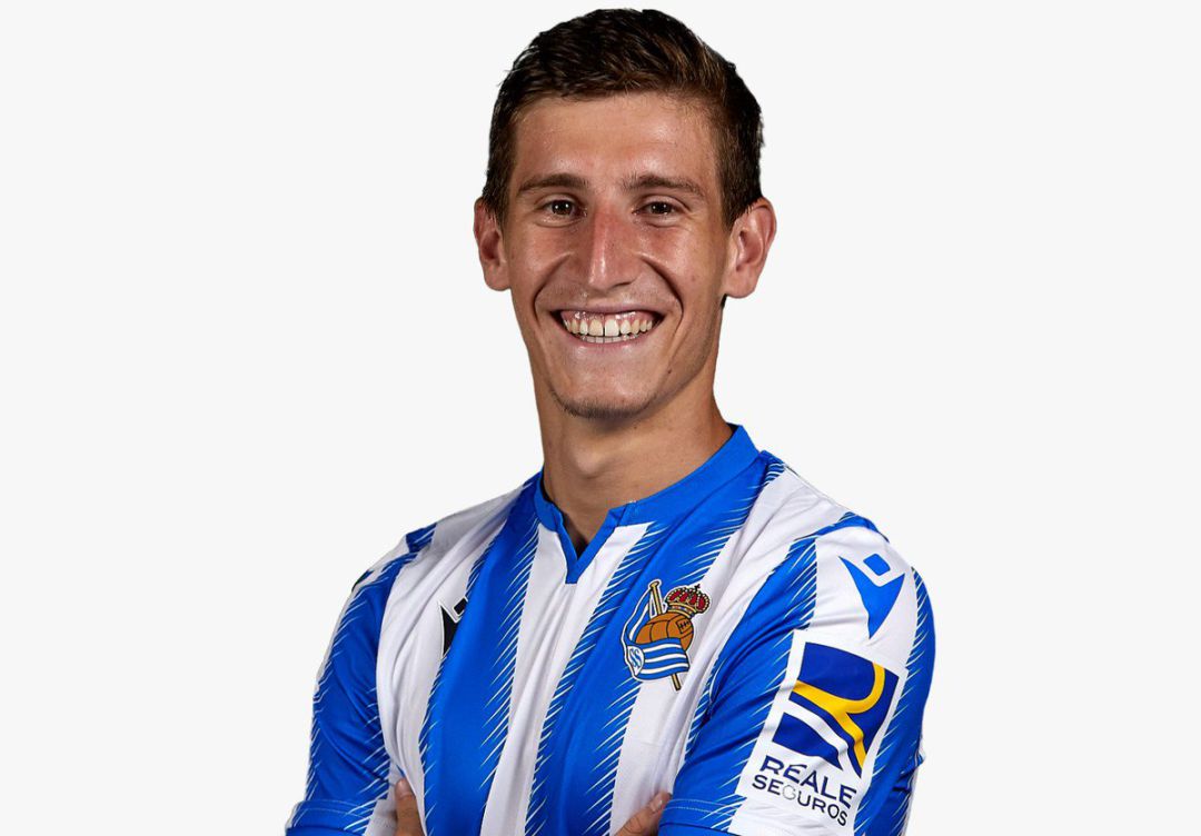 Aihen Muñoz posa al principio de temporada con la elástica txuri-urdin Aihen Muñoz posa al principio de temporada con la elástica txuri-urdin