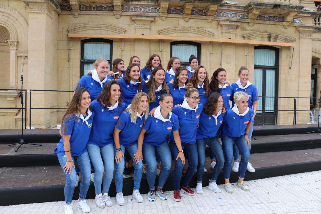 Las jugadoras del equipo femenino de fútbol de la Real Sociedad en la terraza del Ayuntamiento de San Sebastián. Las jugadoras del equipo femenino de fútbol de la Real Sociedad en la terraza del Ayuntamiento de San Sebastián.
