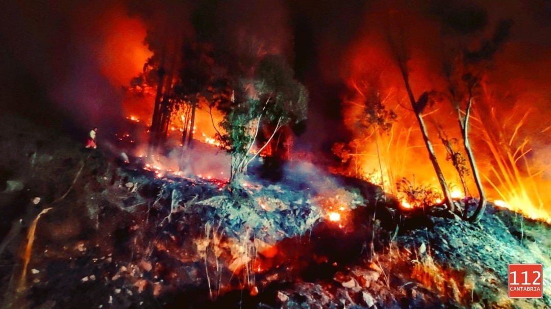 Cantabria refuerza el operativo contra incendios por el viento sur