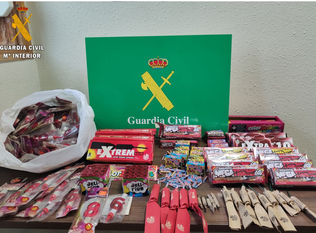 Imagen de los artículos pirotécnicos requisados por los agentes de la Guardia Civil Imagen de los artículos pirotécnicos requisados por los agentes de la Guardia Civil