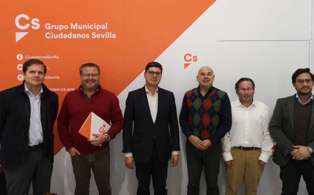 El portavoz municipal de Ciudadanos, Álvaro Pimentel, en el centro de la imagen junto al presidente de la Asociación Gremial de Arte Sacro de Sevilla, Francisco Carrera 'Paquili', y otros representantes del sector El portavoz municipal de Ciudadanos, Álvaro Pimentel, en el centro de la imagen junto al presidente de la Asociación Gremial de Arte Sacro de Sevilla, Francisco Carrera 'Paquili', y otros representantes del sector