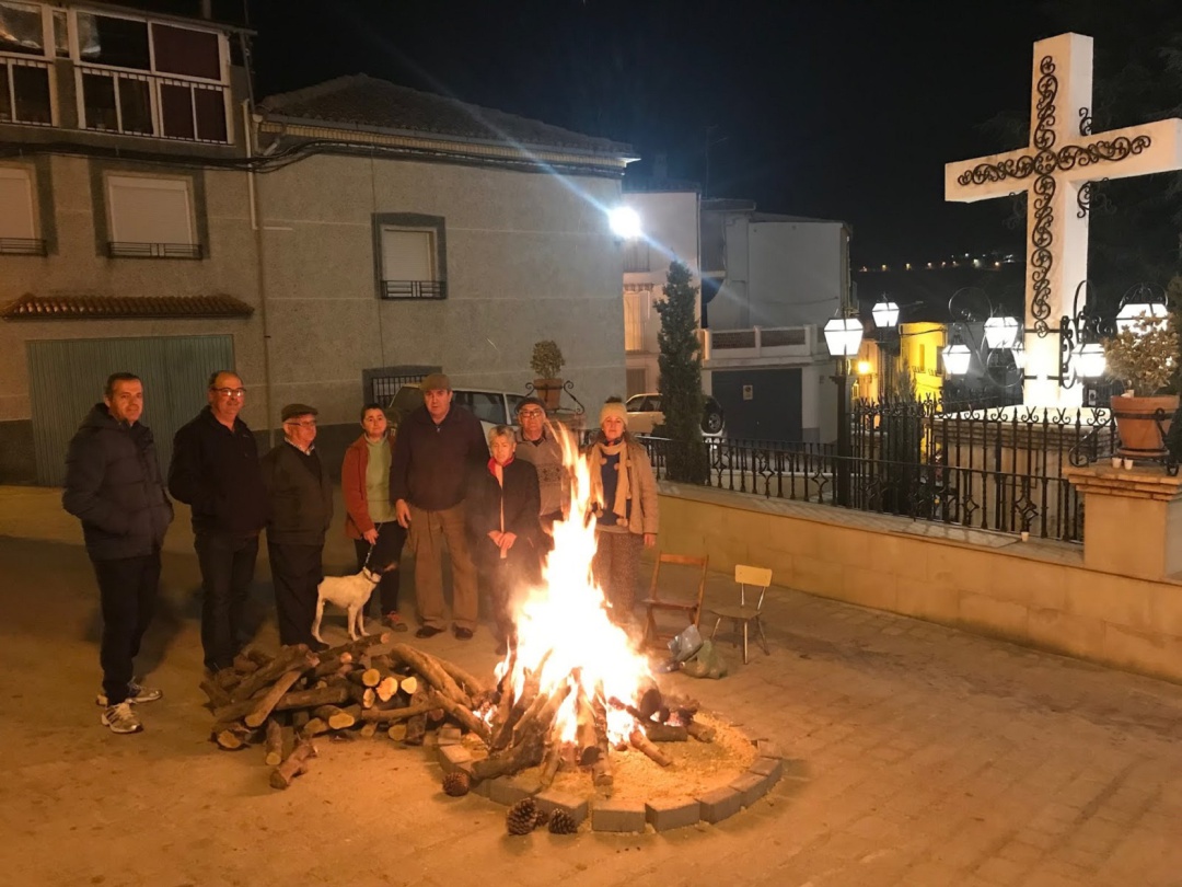 Imagen de la hoguera de San Anton en la Plaza de Santa Ana en 2019, este año no se pordrán encender para evitar la emisión de partículas contaminantes PM-10 Imagen de la hoguera de San Anton en la Plaza de Santa Ana en 2019, este año no se pordrán encender para evitar la emisión de partículas contaminantes PM-10
