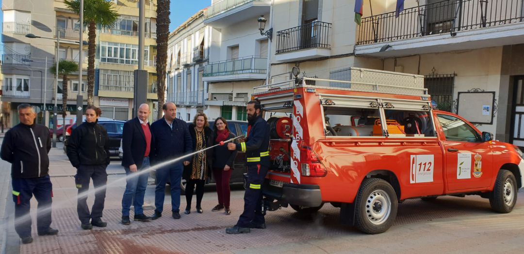 El jefe de bomberos, Amador Galdón muestra el funcionamiento del vehiculo de extinción El jefe de bomberos, Amador Galdón muestra el funcionamiento del vehiculo de extinción