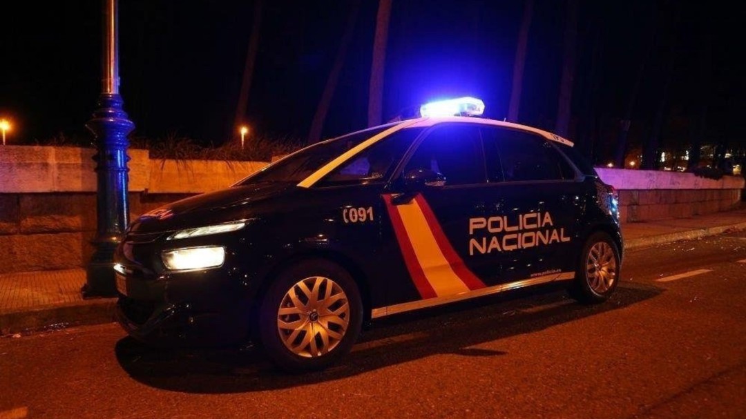 Sorprenden a dos jóvenes escondidos en una cámara frigorífica tras robar 12 euros
