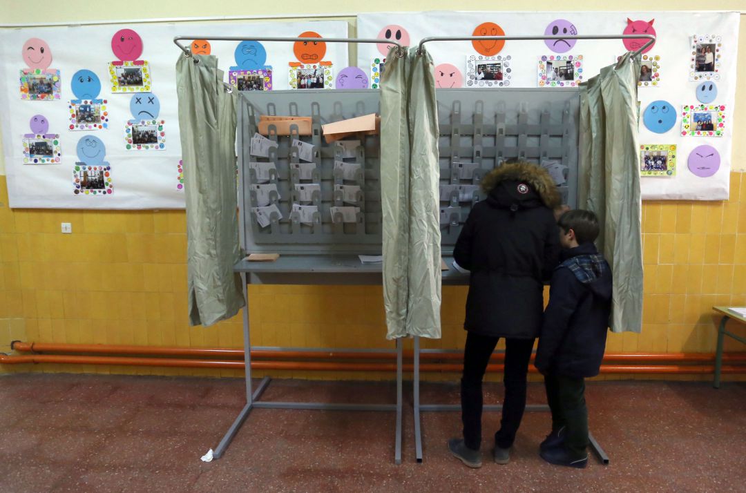 Una mujer prepara su voto en un colegio electoral de Valladolid en las pasadas elecciones generales Una mujer prepara su voto en un colegio electoral de Valladolid en las pasadas elecciones generales