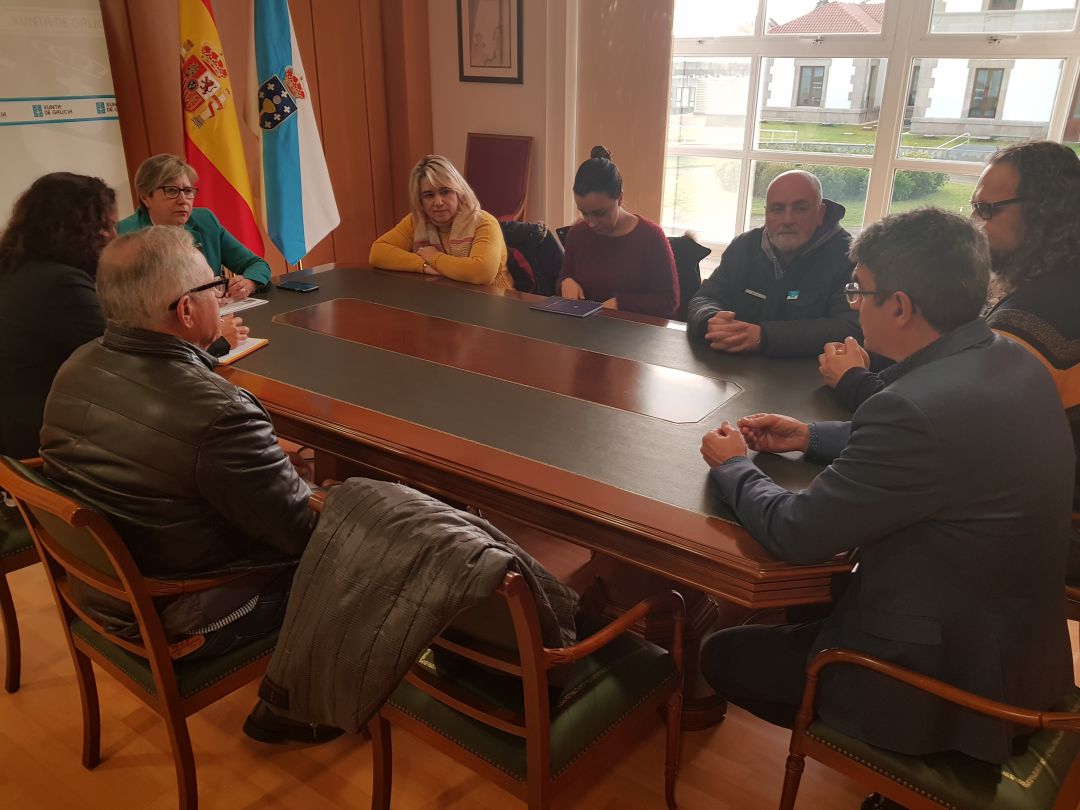 Rosa Quintana, conselleira do Mar, (encabezando la mesa por la izquierda) junto a representantes de asociaciones de A Guarda y el alcalde del municipio. Rosa Quintana, conselleira do Mar, (encabezando la mesa por la izquierda) junto a representantes de asociaciones de A Guarda y el alcalde del municipio.