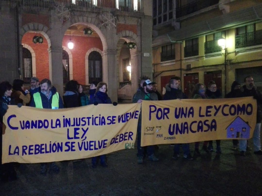 Concentración de la PAH en la Plaza Mayor de Zamora reclamando una solución al desahucio de María Concentración de la PAH en la Plaza Mayor de Zamora reclamando una solución al desahucio de María
