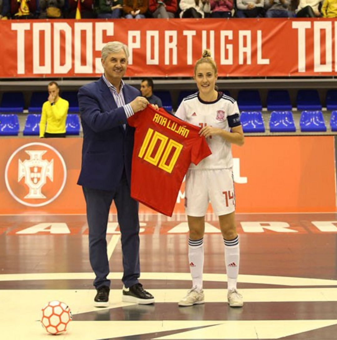 Ana Luján se convierte en leyenda del fútbol sala con sus 100 partidos con la selección española Ana Luján se convierte en leyenda del fútbol sala con sus 100 partidos con la selección española